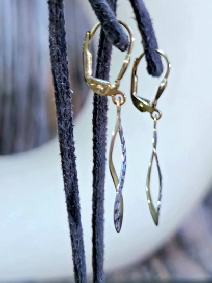 New 9ct Yellow/White Gold Drop Dangle Earrings Diamond Cut 8-Shape Leverback