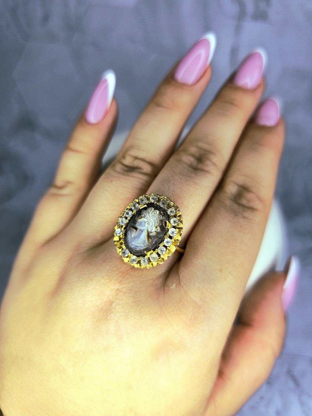 Lovely Vintage 18k Yellow Gold (750) Cocktail Ring Cameo Lady Halo 6.7g size R