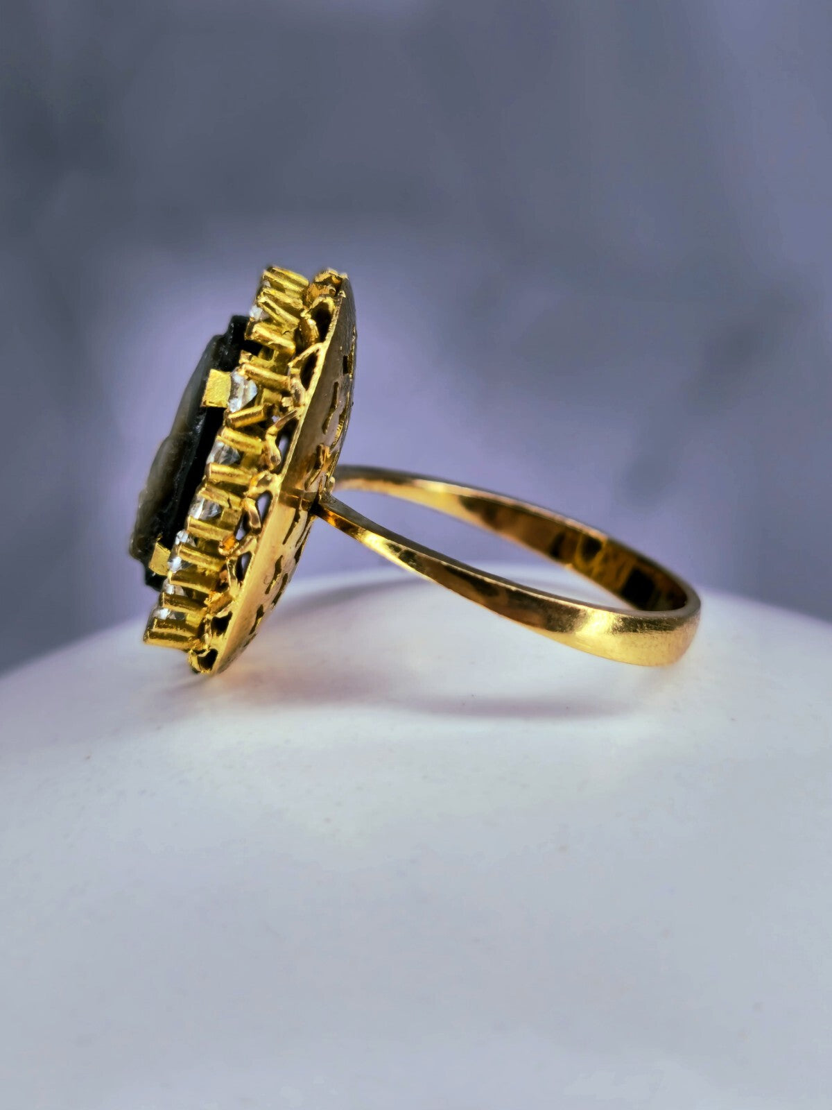 Lovely Vintage 18k Yellow Gold (750) Cocktail Ring Cameo Lady Halo 6.7g size R