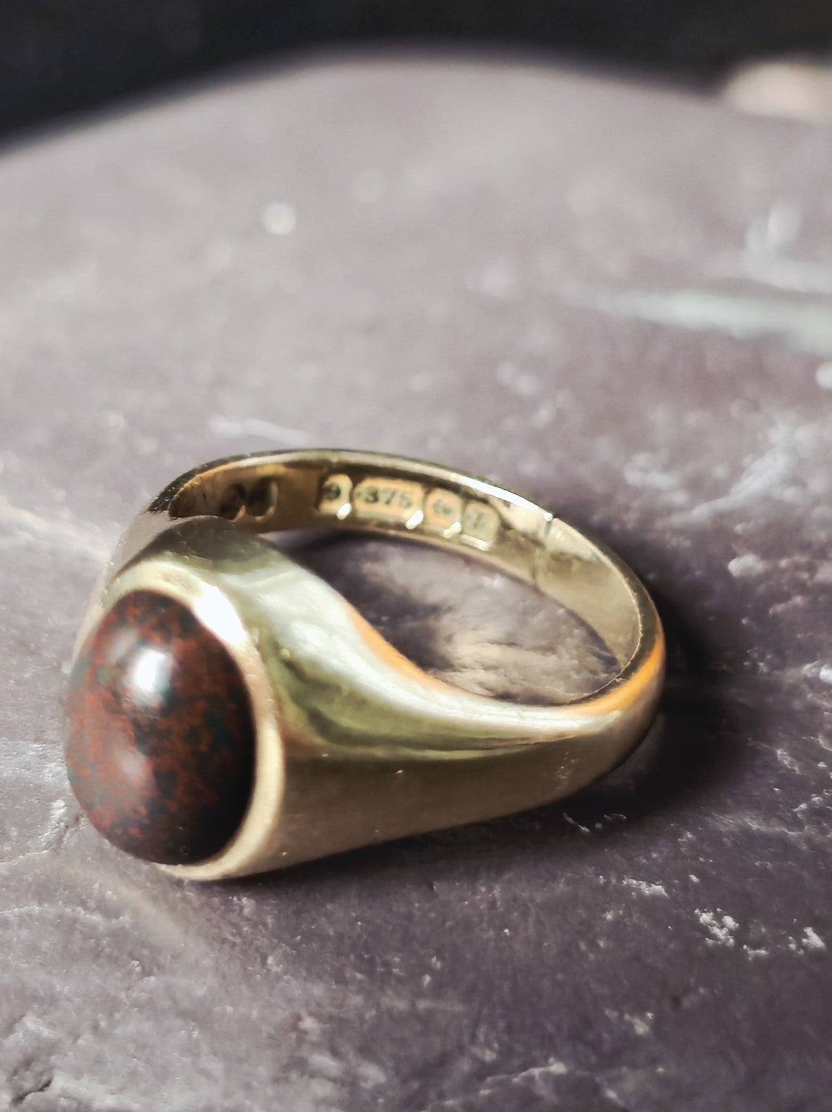 Cute Solid 9ct Yellow Gold Red/Green Onyx Ring Oval Cabochon size 'I' Signet