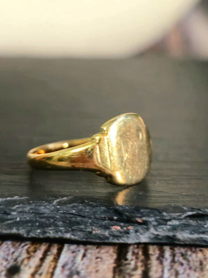 Vintage 9ct Yellow Gold Signet Ring size: M+ Square 2.20grams