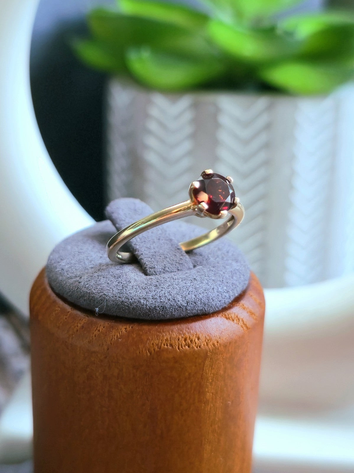 Cute Solid 9ct Yellow Gold Garnet Solitaire Ring 6 Claw Set size Q Hallmarked