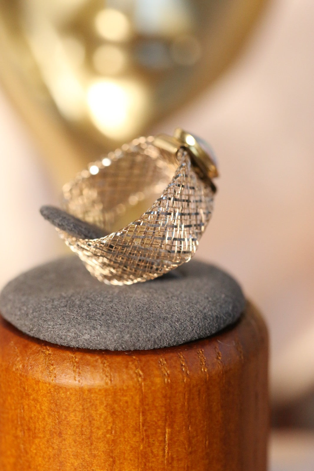 Lovely 9ct Yellow/White Gold Oval Cabochon Opal Ring with Flexible Mesh Band R-U