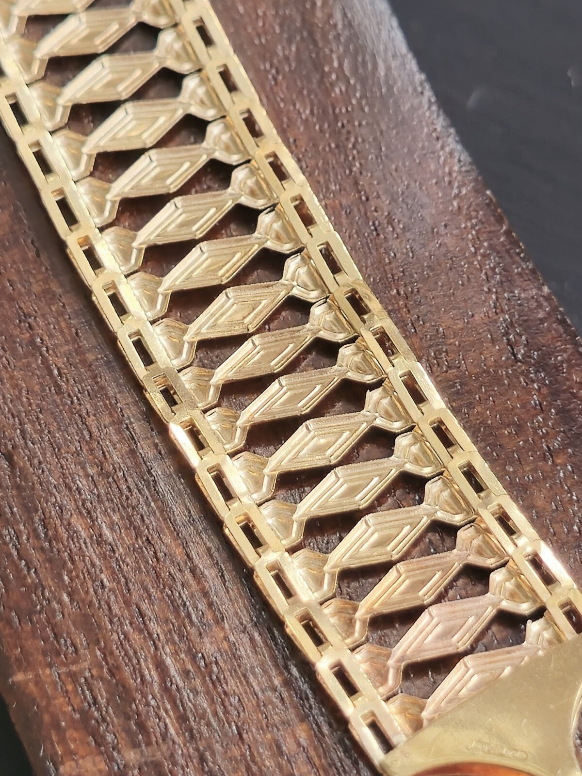 Lovely 9ct solid yellow gold bracelet wide cuff 18mm decorativ vintage 19cm long