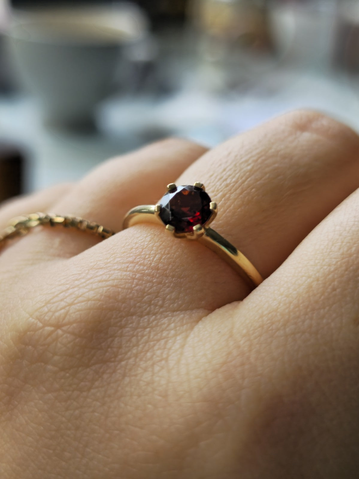 Cute Solid 9ct Yellow Gold Garnet Solitaire Ring 6 Claw Set size Q Hallmarked