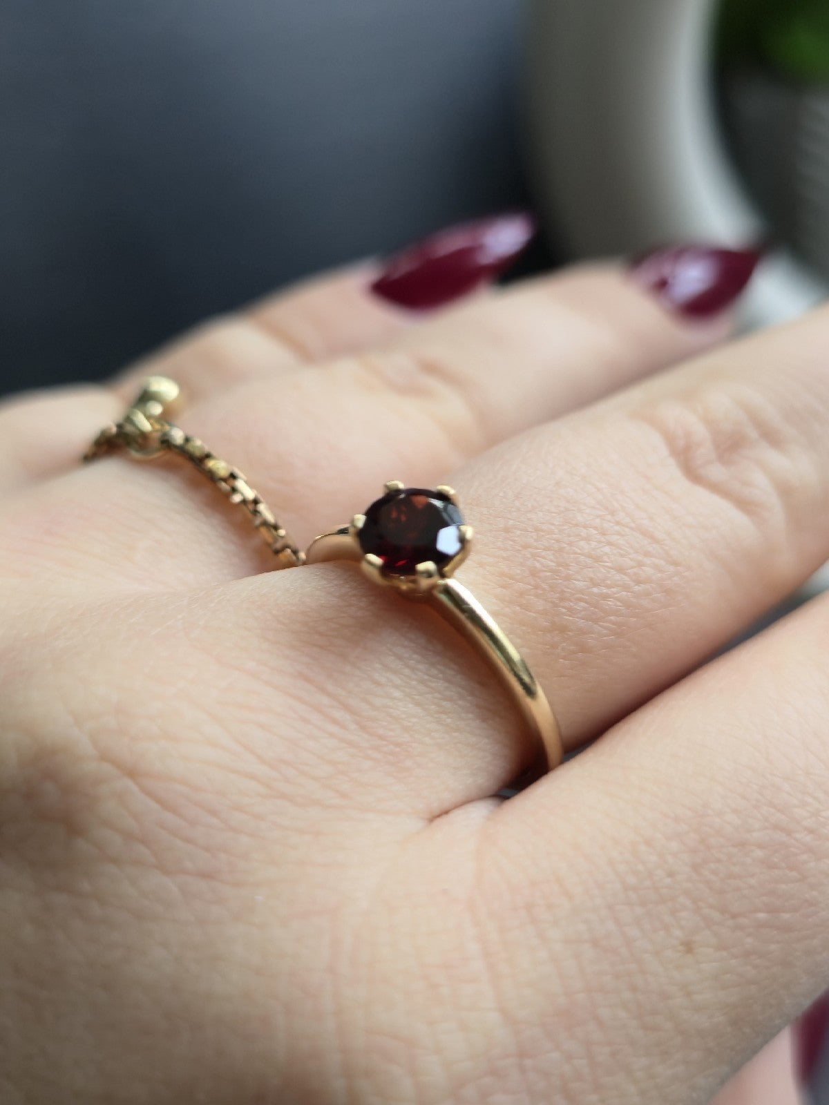 Cute Solid 9ct Yellow Gold Garnet Solitaire Ring 6 Claw Set size Q Hallmarked