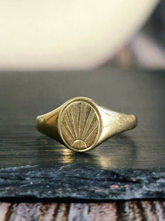 Vintage Solid 9ct Yellow Gold Oval Signet Ring size: P+ Sunburst Pattern 2.3g