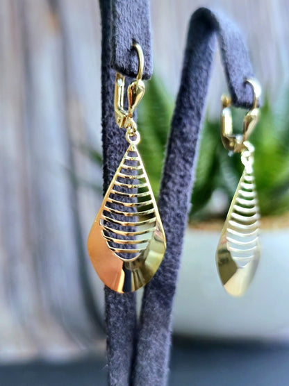 New 9ct Yellow GoldSolid Drop Dangly Earrings Lever back Hallmarked Leaf Pattern