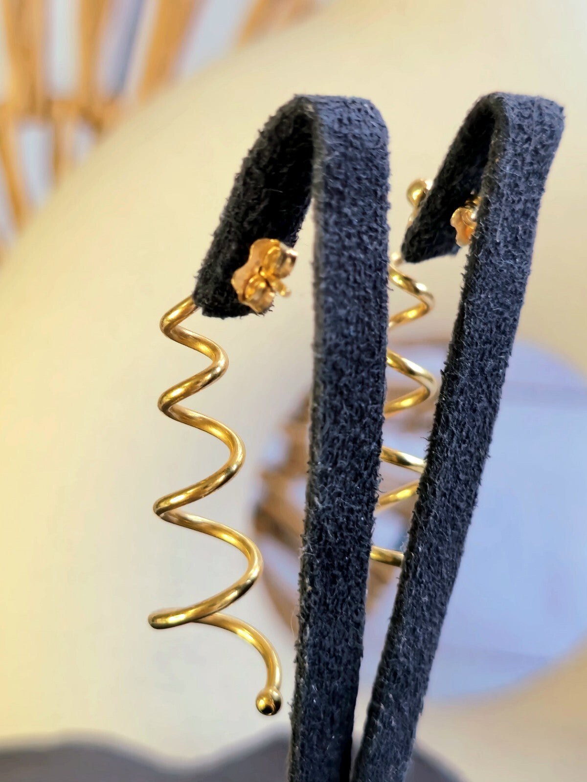 Lovely 9ct Yellow Gold Twist Earrings Dangling Coil Spring Stud Butterfly 40mm