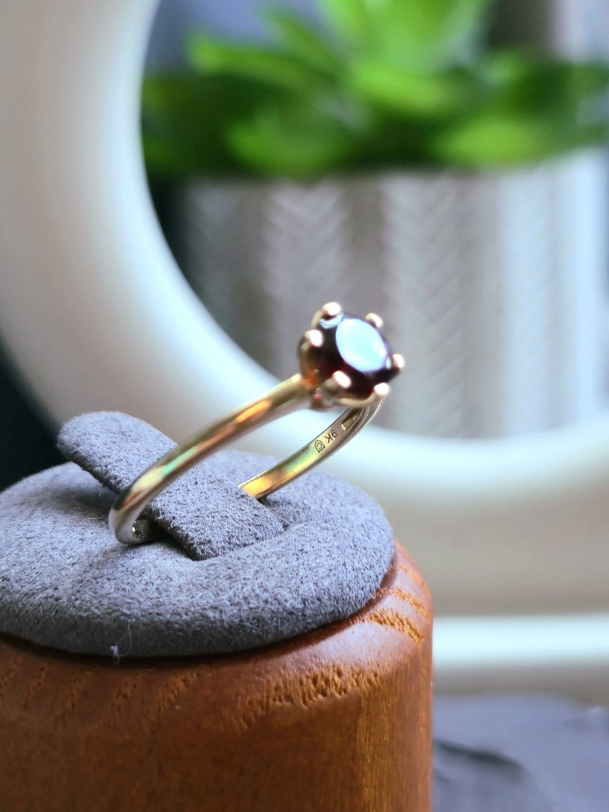 Cute Solid 9ct Yellow Gold Garnet Solitaire Ring 6 Claw Set size Q Hallmarked