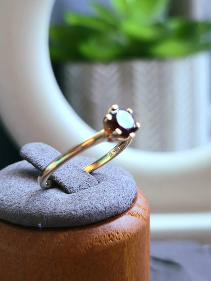 Cute Solid 9ct Yellow Gold Garnet Solitaire Ring 6 Claw Set size Q Hallmarked