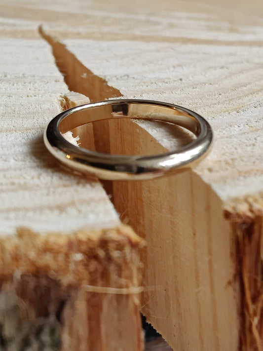 Solid 9ct yellow gold wedding band size M, with lovely engraving and diamond. 