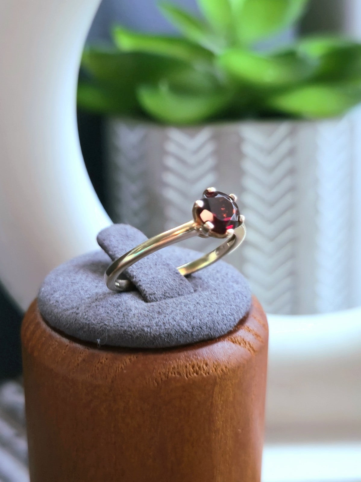 Cute Solid 9ct Yellow Gold Garnet Solitaire Ring 6 Claw Set size Q Hallmarked