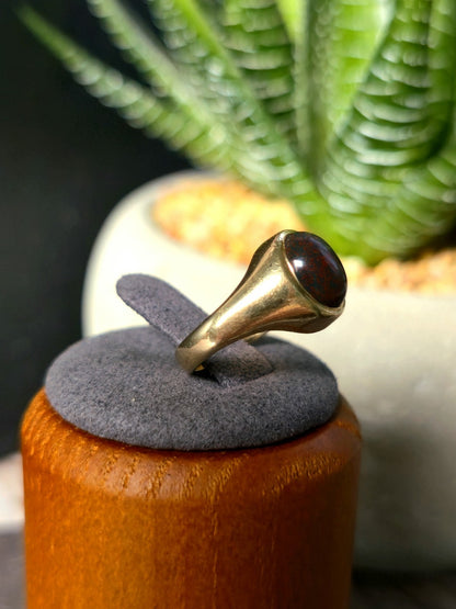 Cute Solid 9ct Yellow Gold Red/Green Onyx Ring Oval Cabochon size 'I' Signet