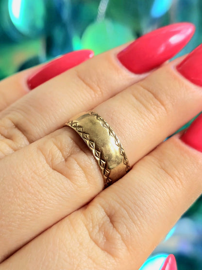 Solid 9ct Yellow Gold Wedding Band Ring with Pattern 7mm wide size: N 4grams