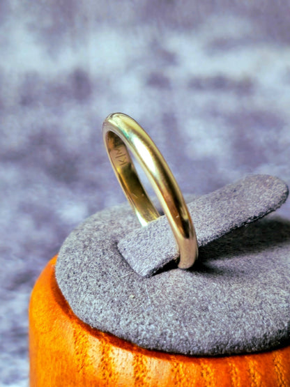 Solid 9ct yellow gold wedding band size J fully hallmarked, 2.5mm wide
