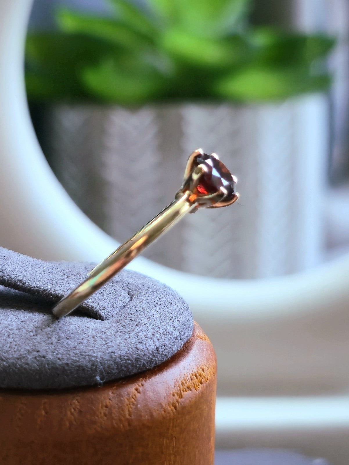 Cute Solid 9ct Yellow Gold Garnet Solitaire Ring 6 Claw Set size Q Hallmarked