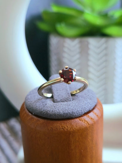 Cute Solid 9ct Yellow Gold Garnet Solitaire Ring 6 Claw Set size Q Hallmarked