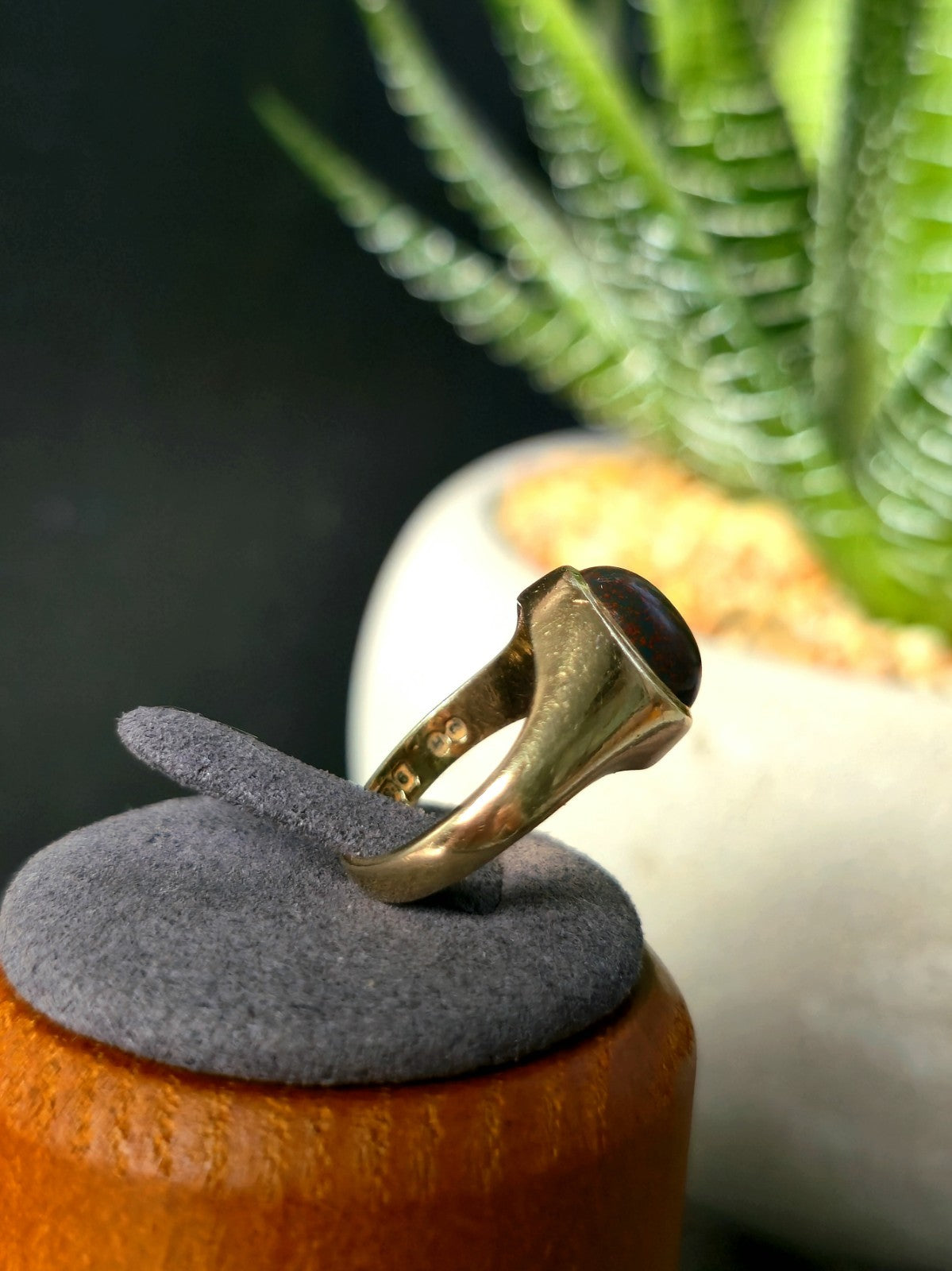 Cute Solid 9ct Yellow Gold Red/Green Onyx Ring Oval Cabochon size 'I' Signet