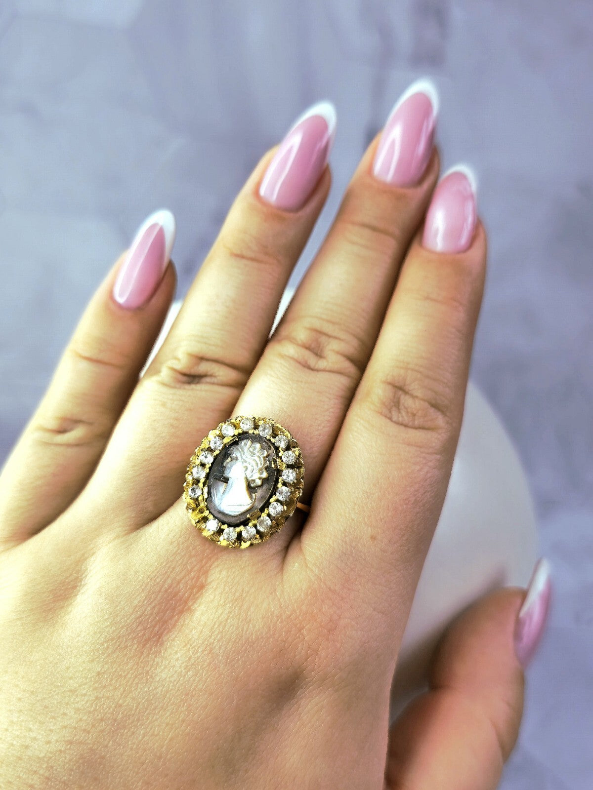 Lovely Vintage 18k Yellow Gold (750) Cocktail Ring Cameo Lady Halo 6.7g size R