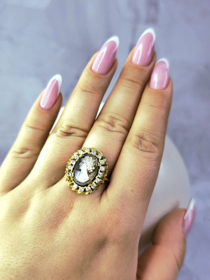 Lovely Vintage 18k Yellow Gold (750) Cocktail Ring Cameo Lady Halo 6.7g size R