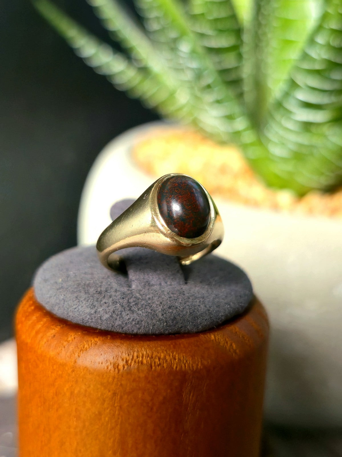 Cute Solid 9ct Yellow Gold Red/Green Onyx Ring Oval Cabochon size 'I' Signet