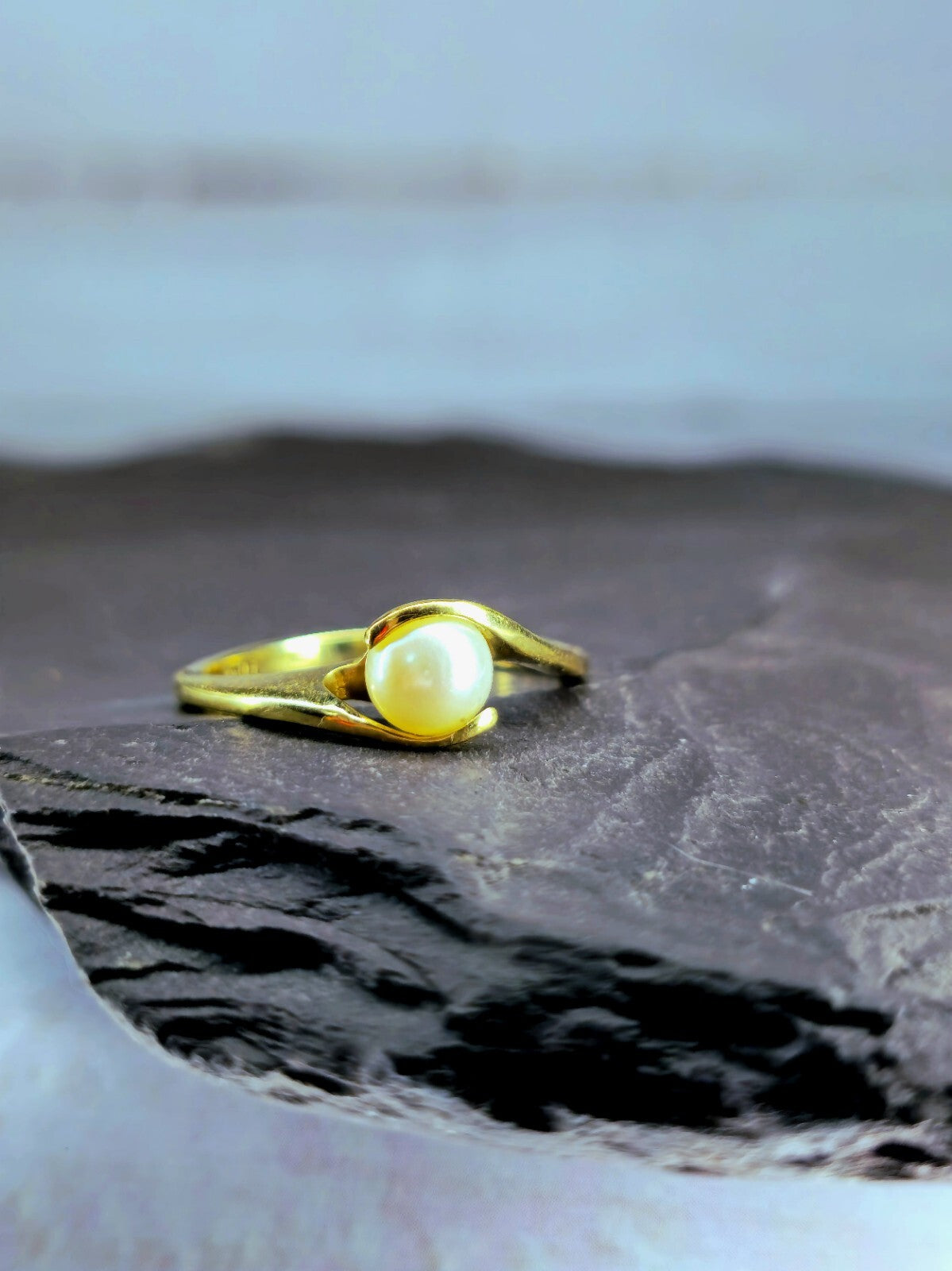 9ct Yellow Gold 6mm Natural Cultured Pearl Ring Twisted Design Setting size N+