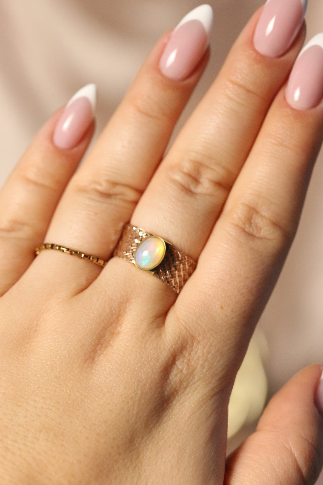 Lovely 9ct Yellow/White Gold Oval Cabochon Opal Ring with Flexible Mesh Band R-U