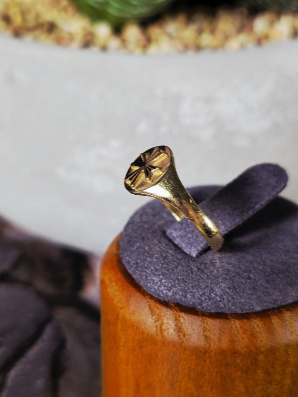 Solid 18ct Yellow Gold Signet Ring size: L Oval Shape Cross Pinky Finger Ring