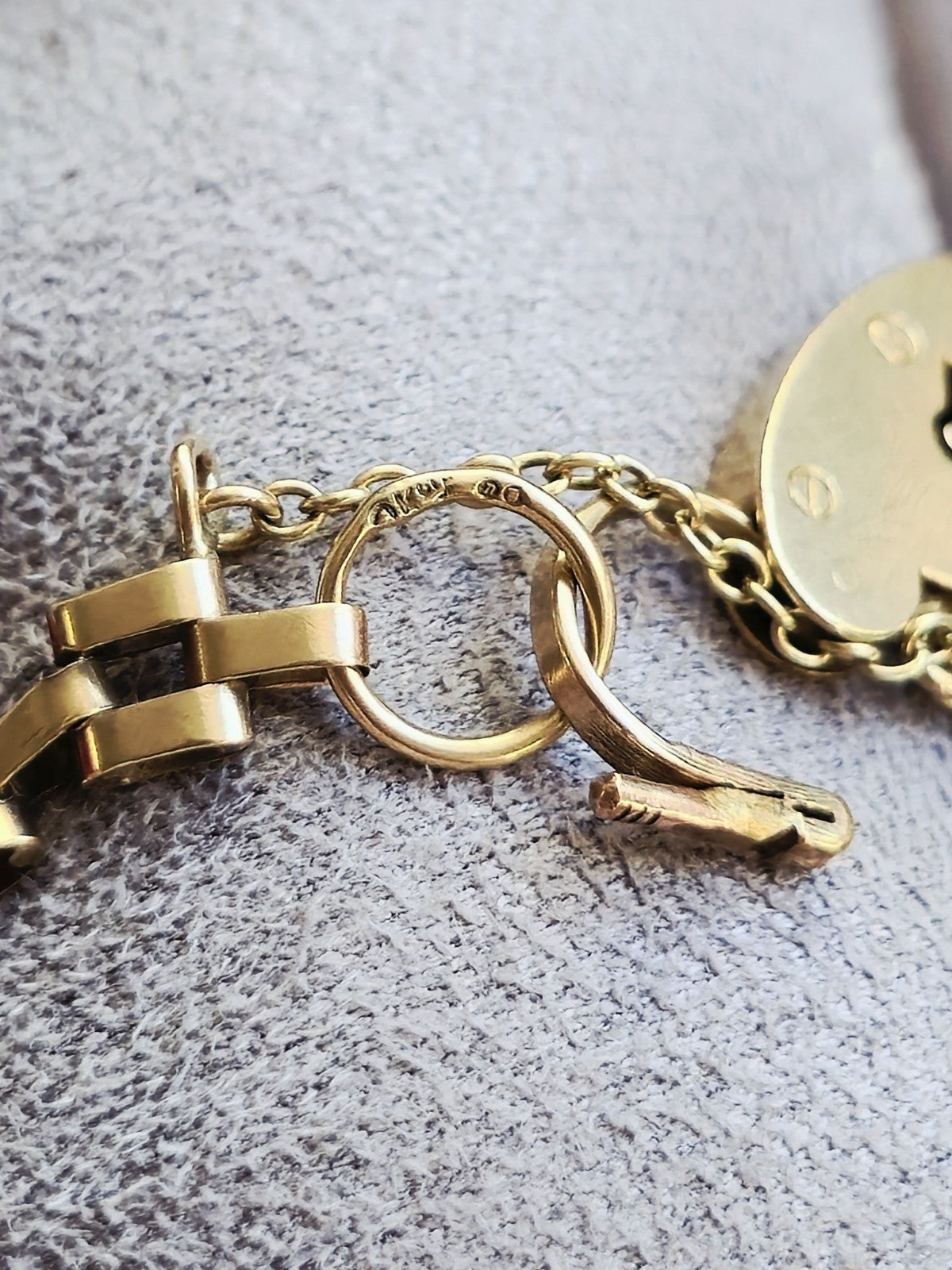 Vintage 9ct Yellow Gold Gate Bracelet With Heart Locket Great Condition 16.5cm