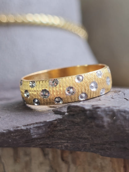 Lovely Solid 18ct Yellow Gold Wedding Band Ring with Pattern 5.5mm wide size: V