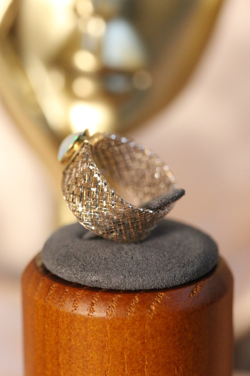 Lovely 9ct Yellow/White Gold Oval Cabochon Opal Ring with Flexible Mesh Band R-U