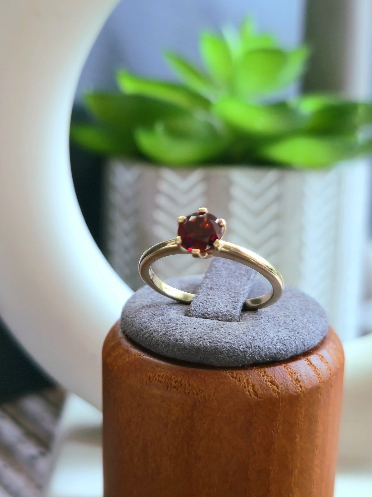 Cute Solid 9ct Yellow Gold Garnet Solitaire Ring 6 Claw Set size Q Hallmarked