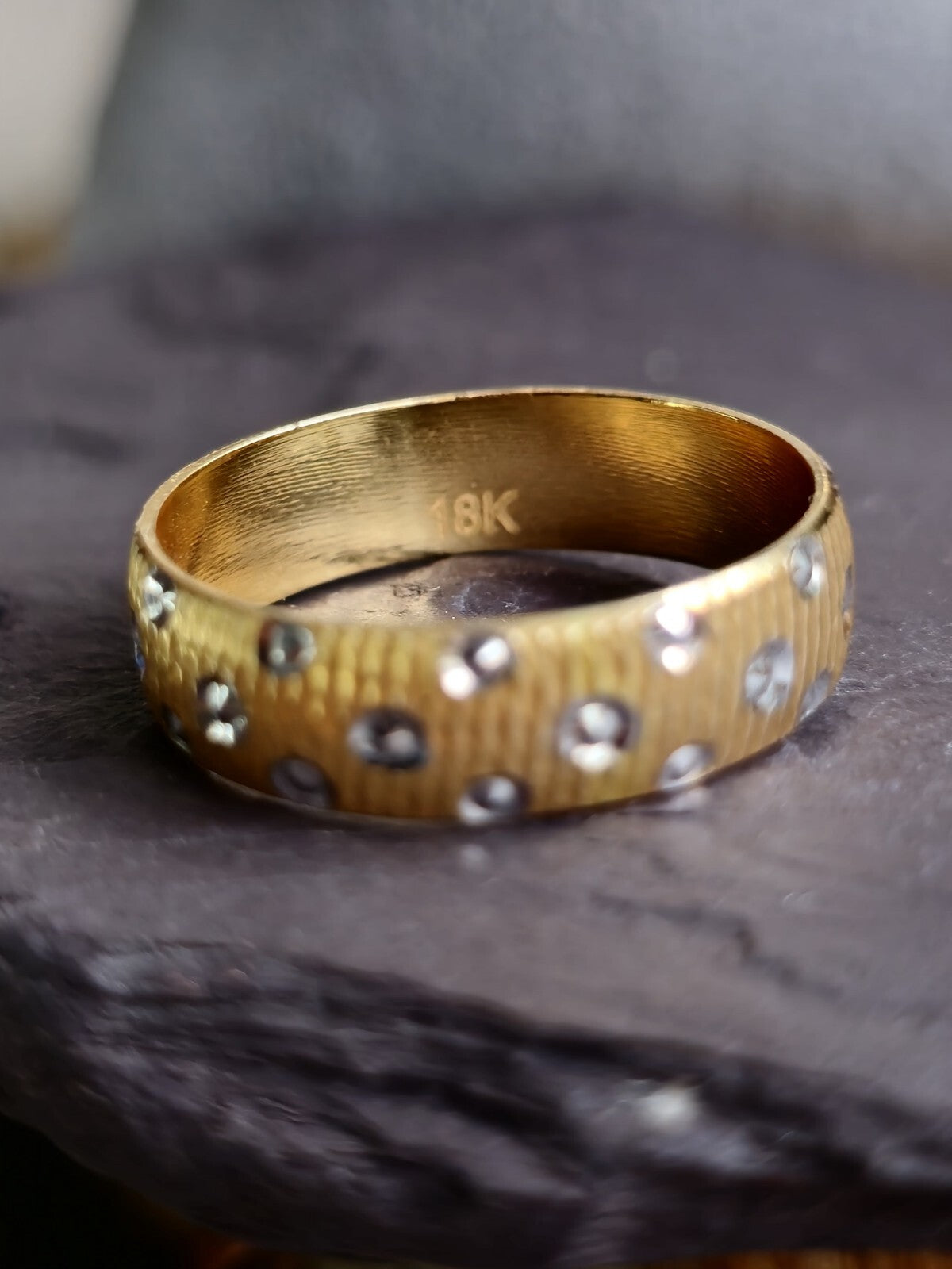 Lovely Solid 18ct Yellow Gold Wedding Band Ring with Pattern 5.5mm wide size: V