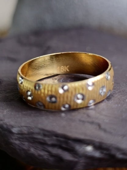 Lovely Solid 18ct Yellow Gold Wedding Band Ring with Pattern 5.5mm wide size: V