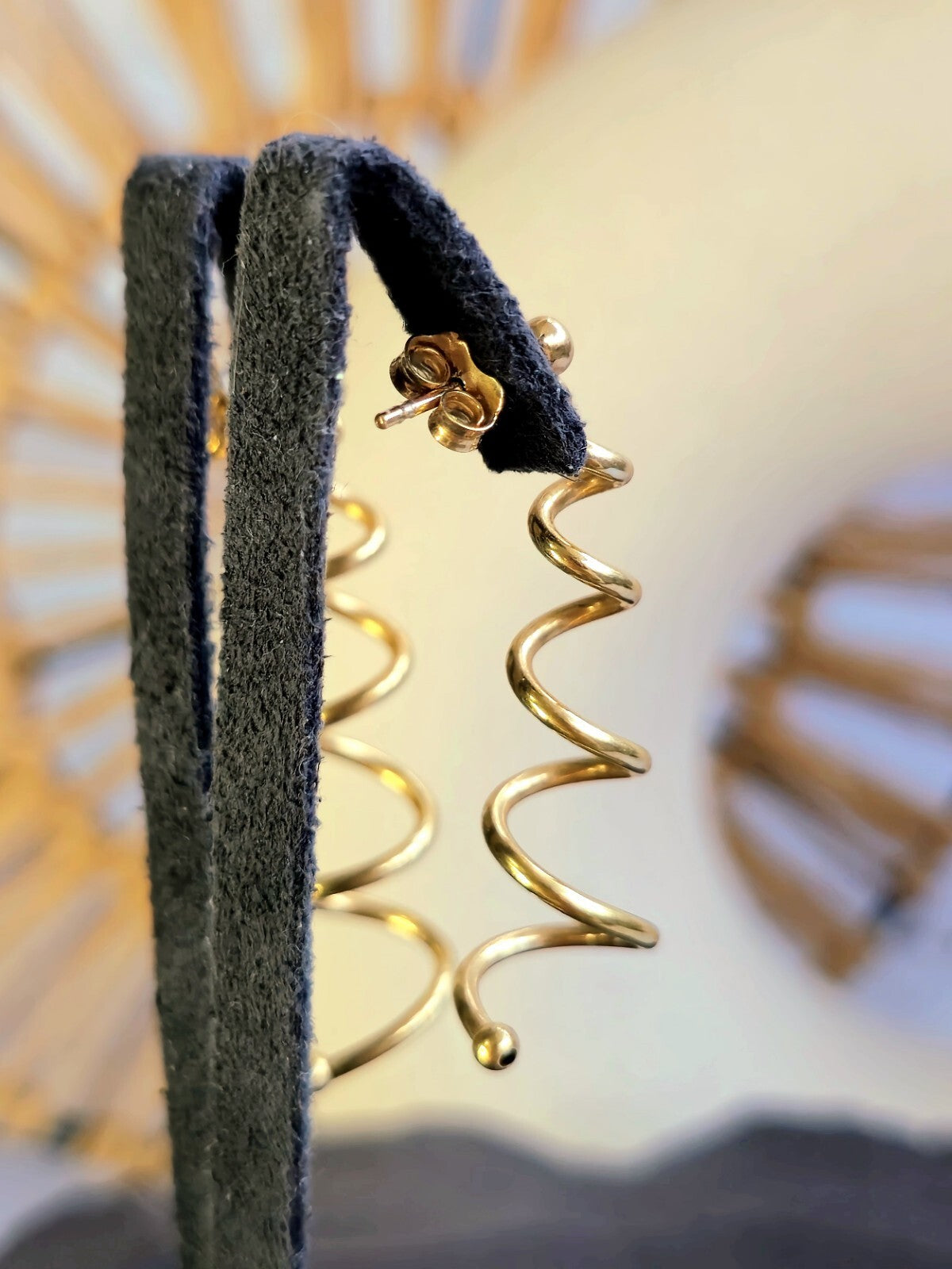 Lovely 9ct Yellow Gold Twist Earrings Dangling Coil Spring Stud Butterfly 40mm