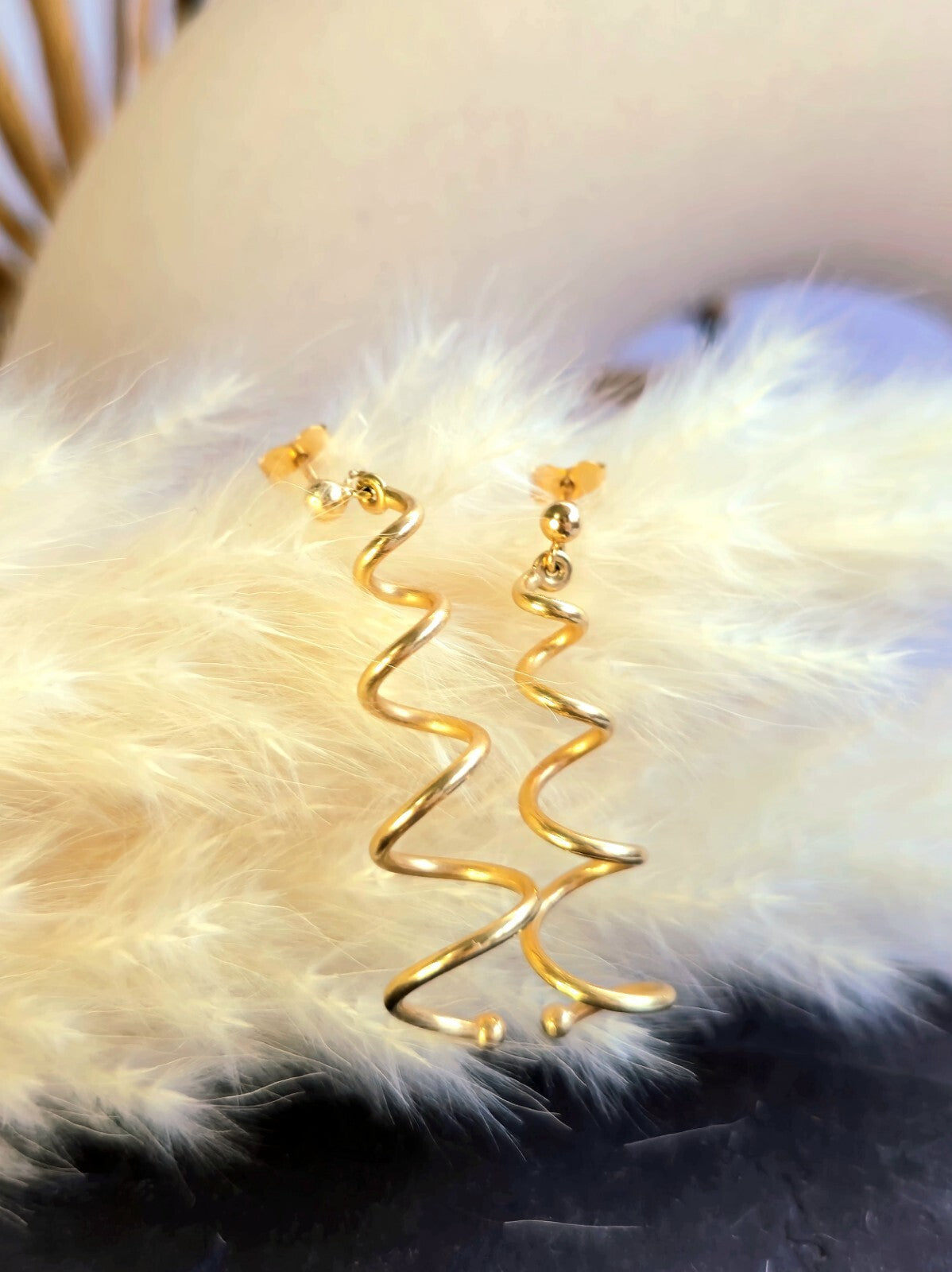 Lovely 9ct Yellow Gold Twist Earrings Dangling Coil Spring Stud Butterfly 40mm
