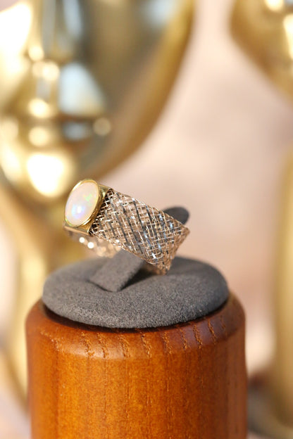 Lovely 9ct Yellow/White Gold Oval Cabochon Opal Ring with Flexible Mesh Band R-U