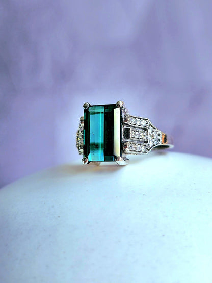 Stunning 18ct White Gold Green Tourmaline/Diamond Dress Ring Cocktail size Q+