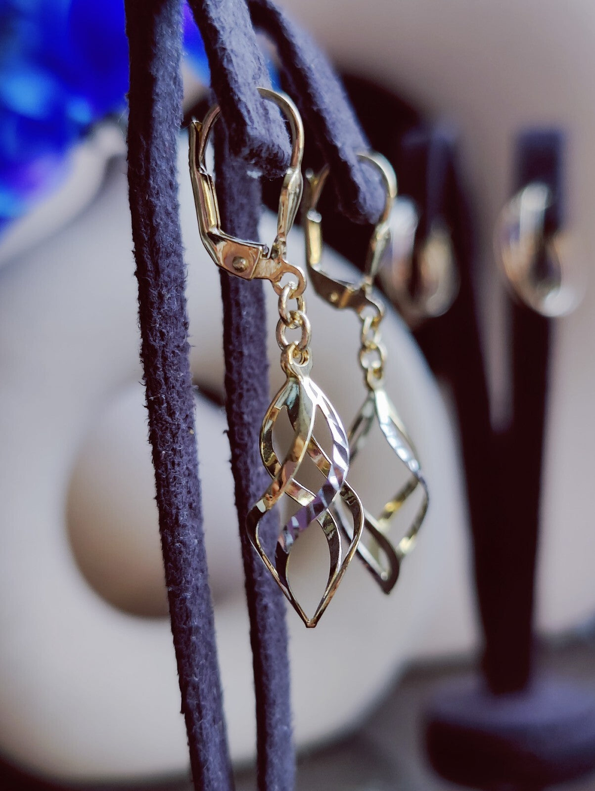 Lovely 9ct Solid Yellow/White Gold Drop Earrings Twisted Diamond Cut Lever Back