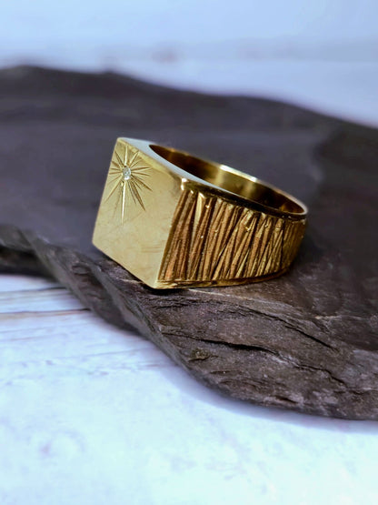 Vintage Solid 9ct Yellow Gold Signet Ring size: T+ Square with Diamond Pattern