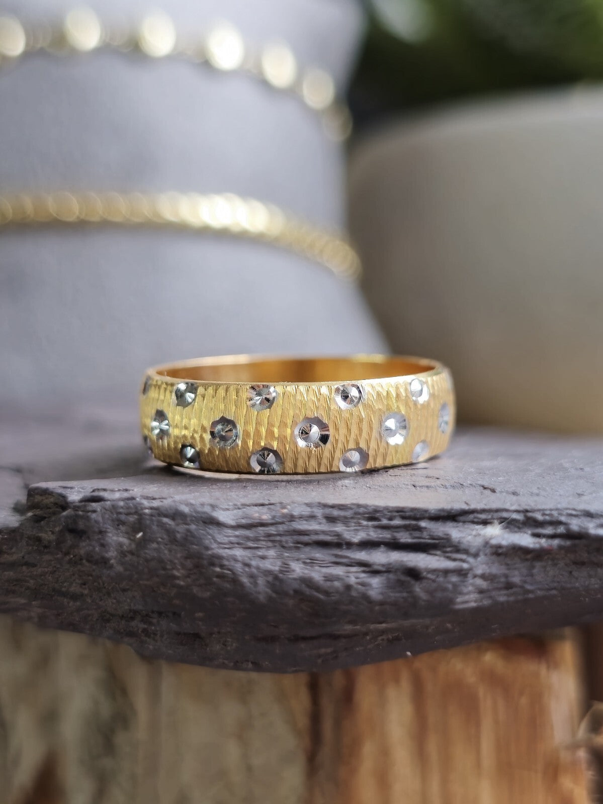 Lovely Solid 18ct Yellow Gold Wedding Band Ring with Pattern 5.5mm wide size: V