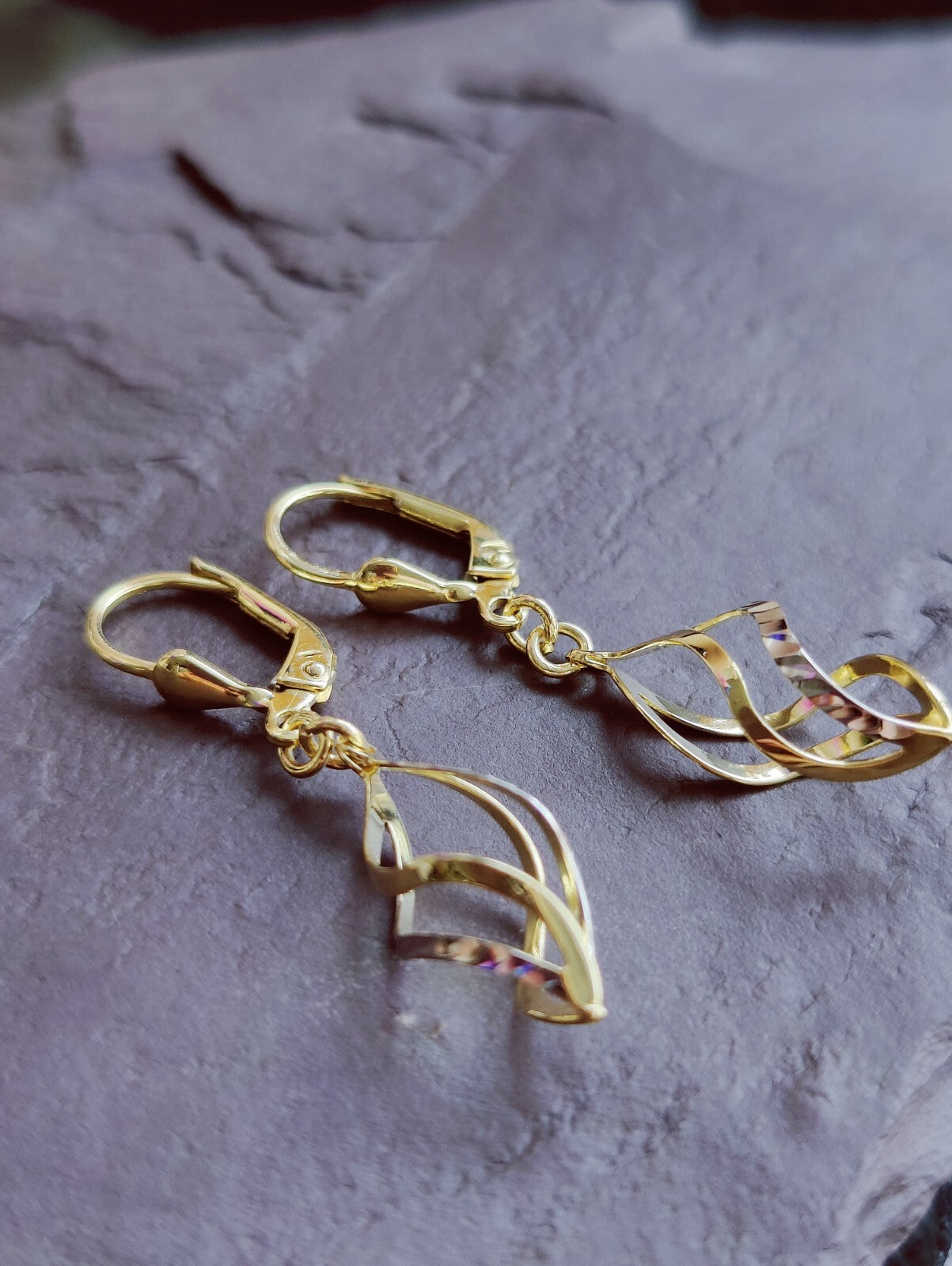 Lovely 9ct Solid Yellow/White Gold Drop Earrings Twisted Diamond Cut Lever Back