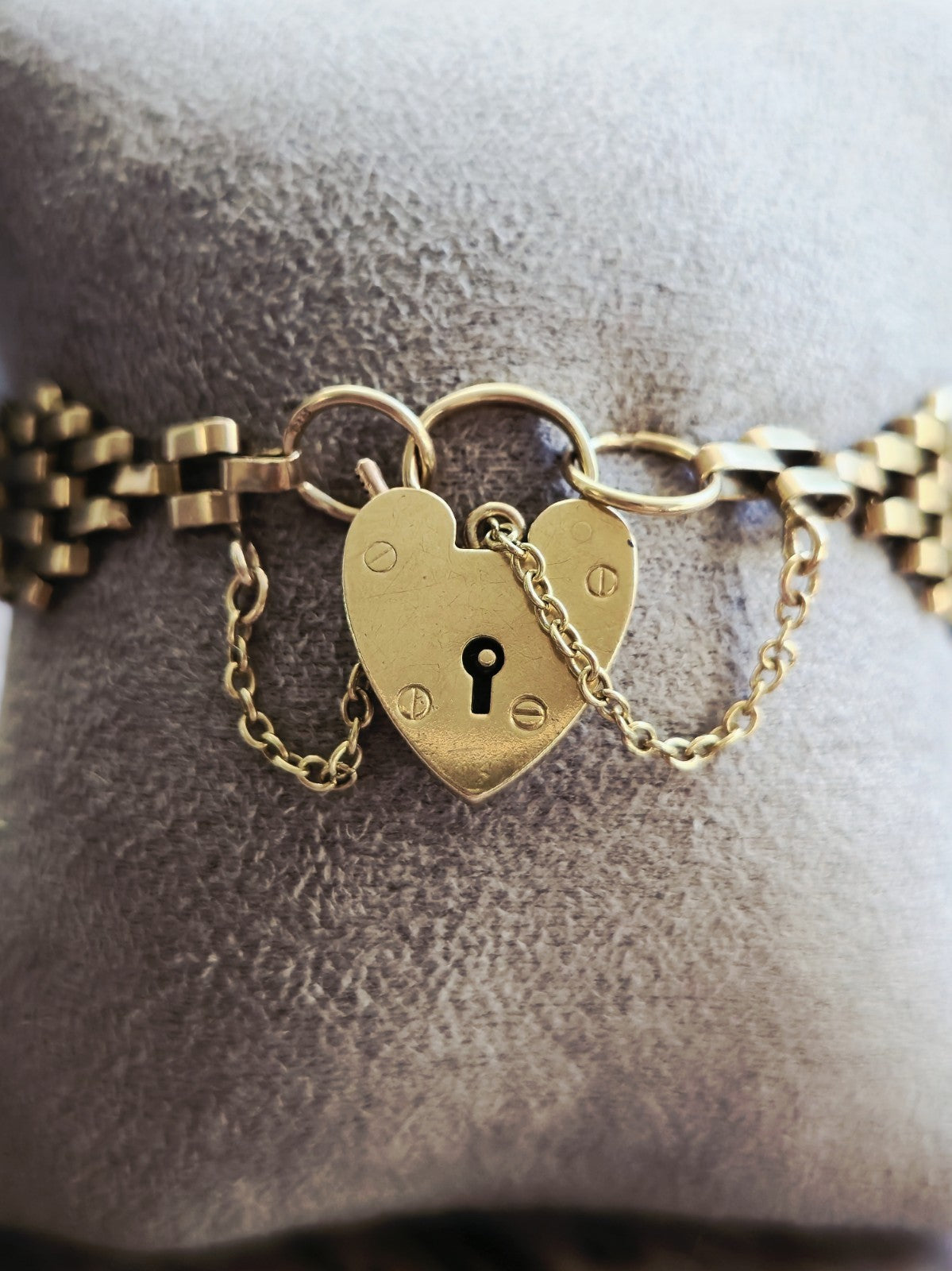 Vintage 9ct Yellow Gold Gate Bracelet With Heart Locket Great Condition 16.5cm