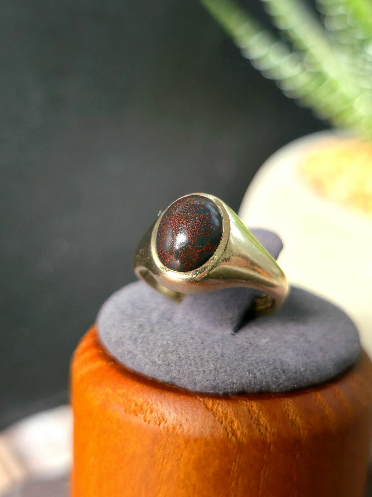 Cute Solid 9ct Yellow Gold Red/Green Onyx Ring Oval Cabochon size 'I' Signet