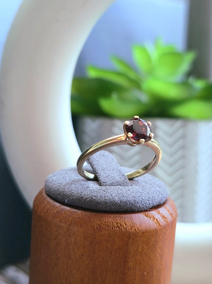 Cute Solid 9ct Yellow Gold Garnet Solitaire Ring 6 Claw Set size Q Hallmarked