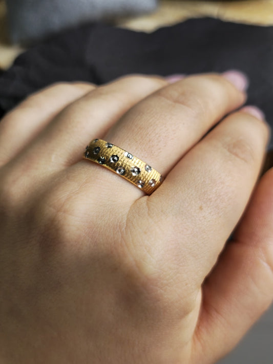 Lovely Solid 18ct Yellow Gold Wedding Band Ring with Pattern 5.5mm wide size: V