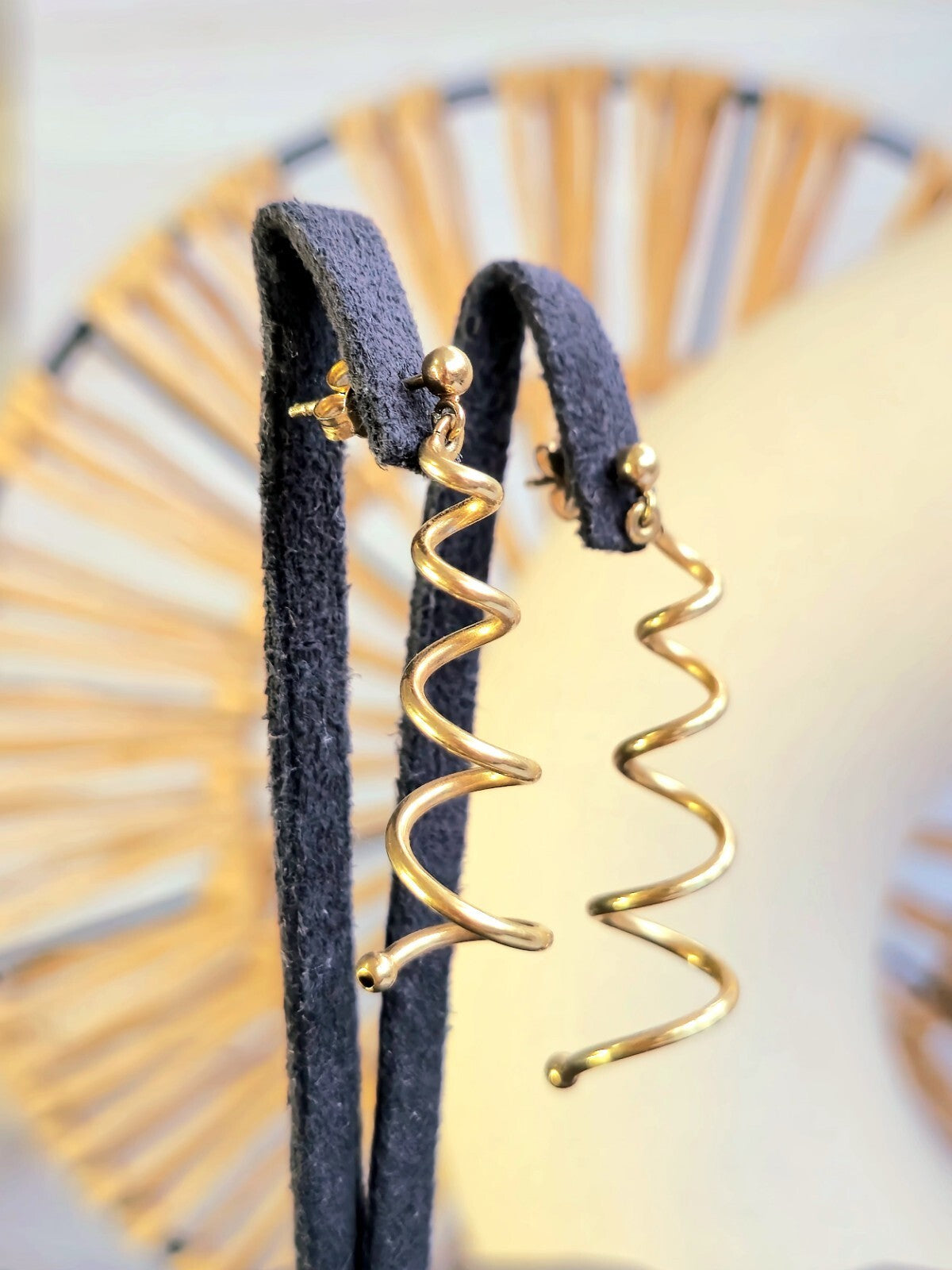 Lovely 9ct Yellow Gold Twist Earrings Dangling Coil Spring Stud Butterfly 40mm
