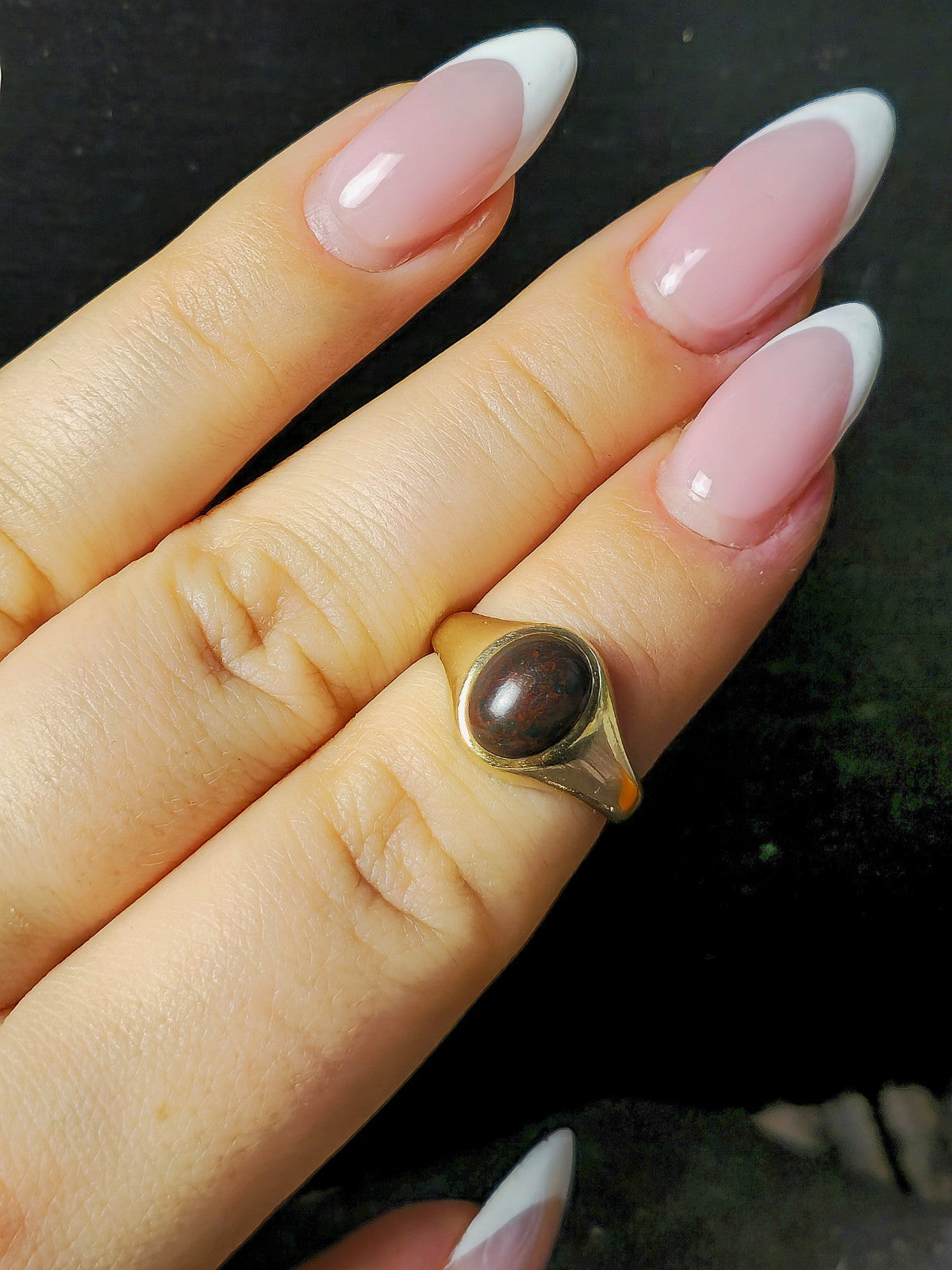 Cute Solid 9ct Yellow Gold Red/Green Onyx Ring Oval Cabochon size 'I' Signet