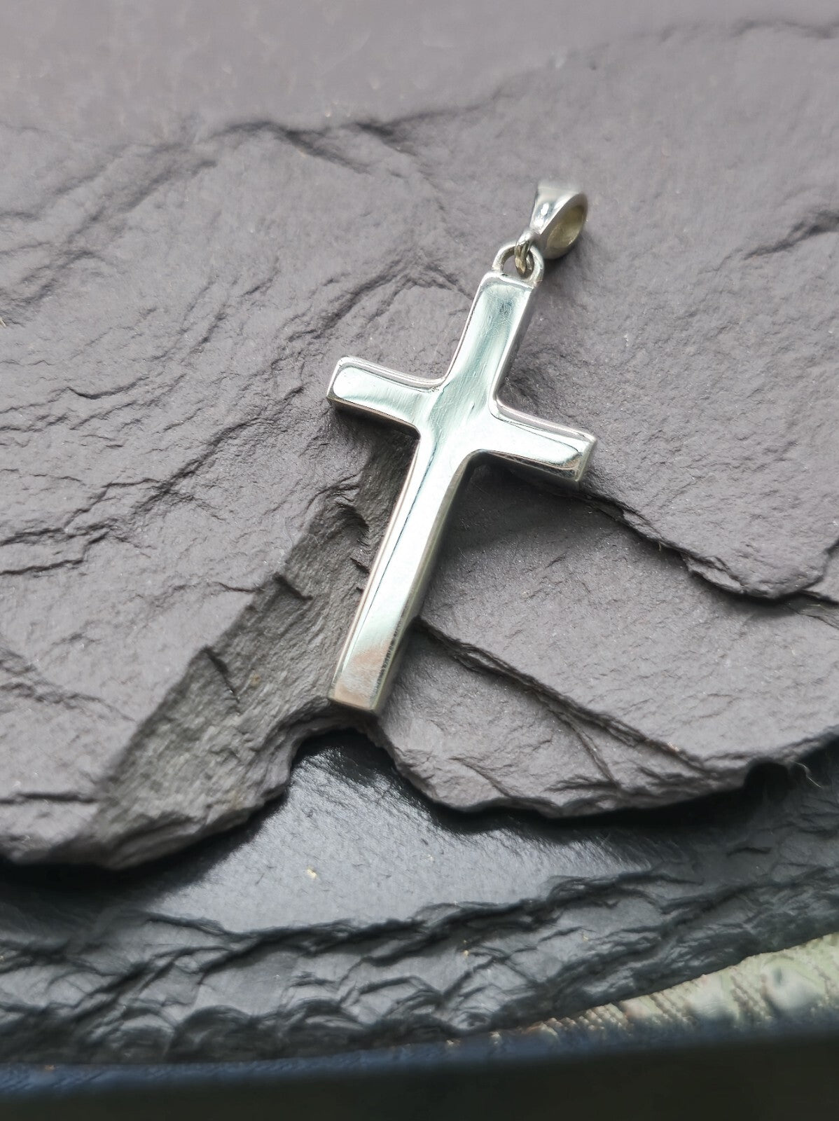 New Solid 9ct White Gold Plain Cross Simple 3D Cube Thick 32mm x 15mm Hallmarked